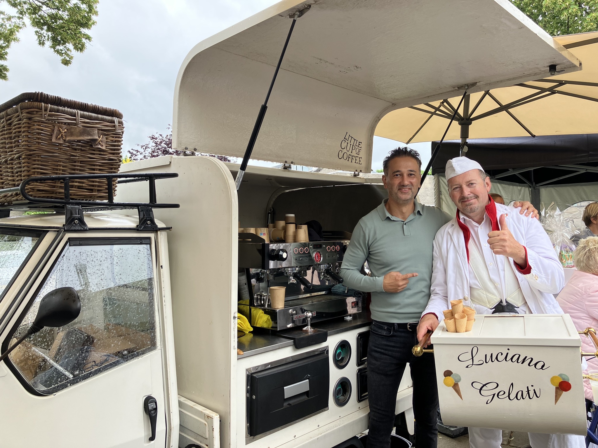 Gasten met gelato en glimlach